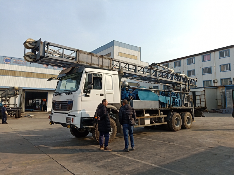 The domestic merchants check and accept the drilling rigs that have been prepared by our factory